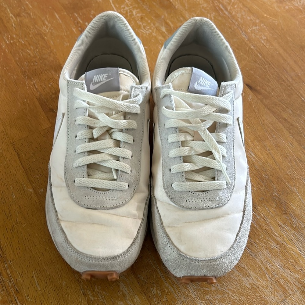 Women’s Nike waffle shoes size 9.5